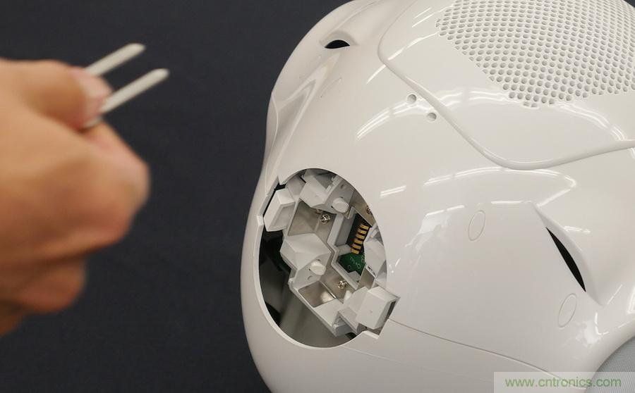 拆解筆記本不過癮，那就來拆拆日本情感機器人吧！