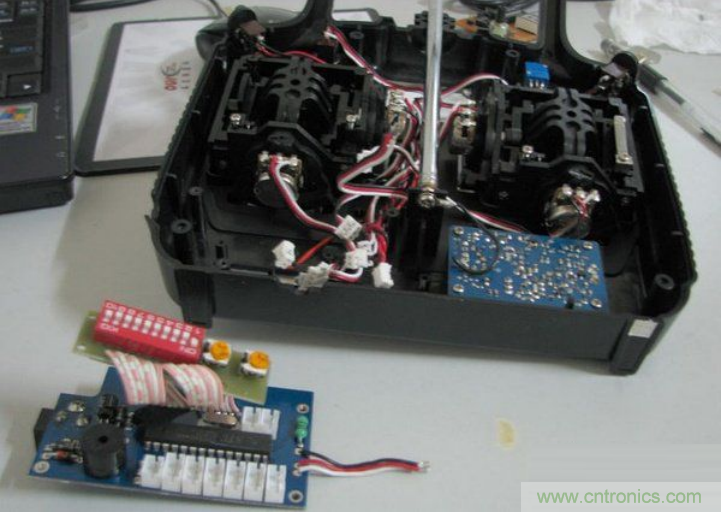 無人機 DIY 製作全過程，酷得不要不要的！