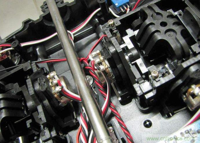 無人機 DIY 製作全過程，酷得不要不要的！