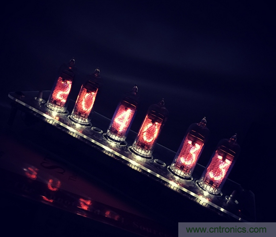 瘋狂技術男DIY了一個輝光時鍾