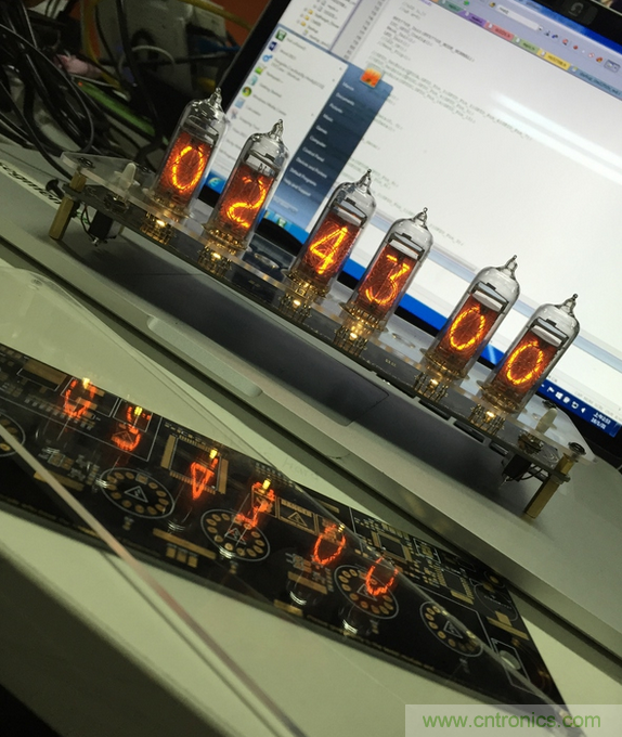 瘋狂技術男DIY了一個輝光時鍾