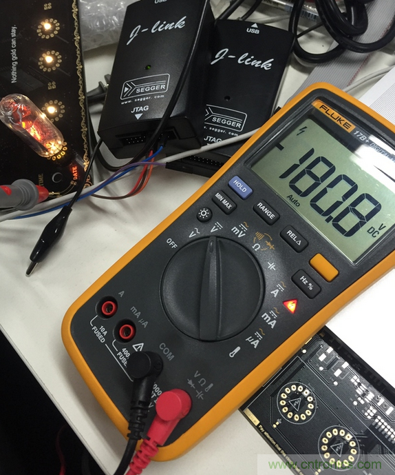 瘋狂技術男DIY了一個輝光時鍾