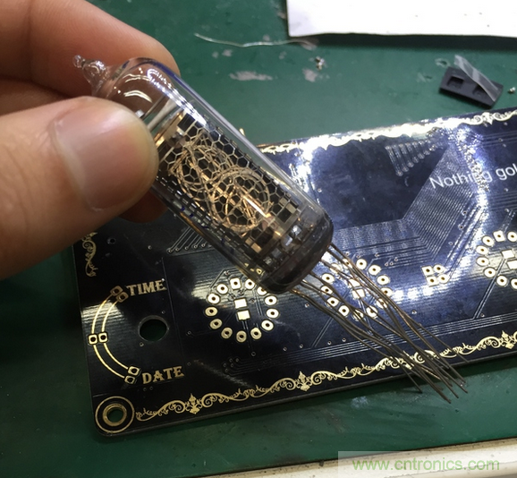 瘋狂技術男DIY了一個輝光時鍾