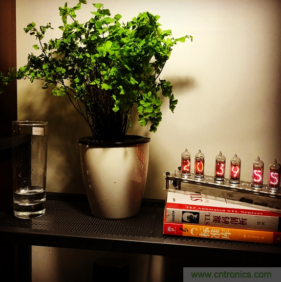 瘋狂技術男DIY了一個輝光時鍾