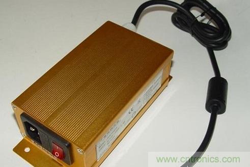 【導讀】本文總結出針對於LED電源EMC/EMI的主要幾個控製技術：電路措施、EMI濾波、元器件選擇、屏蔽和印製電路板抗幹擾設計等。如果能正確合理的對這些問題進行解決，就可順利通過3C認證。  在電路當中，EMC和EMI的問題是人們始終關心的話題。在LED電路中，對於EMC和EMI的要求同樣非常高。本文將為大家介紹LED產品設計當中關於解決EMI與EMC的解決方法，感興趣的朋友快來看一看吧。  　　要解決LED驅動電源的電磁幹擾問題，從硬件上可從以下幾個方麵入手：  　　減少開關電源本身的幹擾  　　軟開關技術，在原有的硬開關電路中增加電感和電容元件，利用電感和電容的諧振，降低開關過程中的du/dt和di/dt，使shi開kai關guan器qi件jian開kai通tong時shi電dian壓ya的de下xia降jiang先xian於yu電dian流liu的de上shang升sheng，或huo關guan斷duan時shi電dian流liu的de下xia降jiang先xian於yu電dian壓ya的de上shang升sheng，來lai消xiao除chu電dian壓ya和he電dian流liu的de重zhong疊die。開kai關guan頻pin率lv調tiao製zhi技ji術shu，通tong過guo調tiao製zhi開kai關guan頻pin率lvfc，把集中在fc及其諧波2fc、 3fc&hellip;上的能量分散到它們周圍的頻帶上，以降低各個頻點上的EMI幅值。元器件的選擇，選擇不易產生噪聲、不易傳導和輻射噪聲的元器件。通常特別值得注意的是，二極管和變壓器等繞組類元器件的選用。反向恢複電流小、恢複時間短的快速恢複二極管是開關電源高頻整流部分的理想器件。合理使用電磁幹擾濾波器，EMI濾波器的主要目的之一，電網噪聲是電磁幹擾的一種，它屬於射頻幹擾（RFI），其傳導噪聲的頻譜大致為10KHz~30MHz，最高可達 150MHz。  　　在一般情況下，差模幹擾幅度小，頻率低，所造成的幹擾較小;共gong模mo幹gan擾rao幅fu度du大da，頻pin率lv高gao，還hai可ke以yi通tong過guo導dao線xian產chan生sheng輻fu射she，所suo造zao成cheng的de幹gan擾rao較jiao大da。欲yu削xue弱ruo傳chuan導dao幹gan擾rao，最zui有you效xiao的de方fang法fa就jiu是shi在zai開kai關guan電dian源yuan輸shu入ru和he輸shu出chu電dian路lu中zhong加jia裝zhuang電dian磁ci幹gan擾rao濾lv波bo器qi。LED電源一般采用簡易式單級EMI濾波器，主要包括共模扼流圈和濾波電容。EMI濾波器能有效抑製開關電源適配器的電磁幹擾。 1 　　通過切斷幹擾信號的傳播途徑來減少電磁幹擾問題  　　第一種情況是電源線幹擾可以使用電源線濾波器濾除。一個合理有效的開關電源EMI濾波器應該對電源線上差模和共模幹擾都有較強的抑製作用。改善PCB板的電磁兼容性設計PCB是LED電源係統中電路元件和器件的支撐件，它提供電路元件和器件之間的電氣連接。隨著電子技術的飛速發展，PCB的密度越來越高。 PCB設計的好壞對LED電源係統的電磁兼容性影響很大。  　　實踐證實，即使電路原理圖設計正確，印刷電路板設計不當，也會對LED電源係統的可靠性產生不利影響。PCB抗幹擾設計主要包括PCB布局、布線及接地，其目的是減小PCB的電磁輻射和PCB上電路之間的串擾。還有，一般變壓器電磁幹擾引發的交流聲頻率一般為50HZ左右，而地線布線不當導致的交流聲，由於整流電路的倍頻作用頻率約為100HZ，仔細區分還是可以察覺的。因此，在設計印刷電路板的時候，應留意采用正確的方法，遵守PCB設計的一般原則，並應符合抗幹擾的設計要求。  　　主動大幅增強受幹擾體的抗幹擾能力  　　在LED電源係統中輸進/輸出也是幹擾源的傳導線，和接收射頻幹擾信號的拾檢源，我們設計時一般要采取有效的措施：采用必要的共模/差模抑製電路，同時也要采取一定的濾波和防電磁屏蔽措施以減小幹擾的進進。在條件許可的情況下盡可能采取各種隔離措施（如光電隔離或者磁電隔離），從而阻斷幹擾的傳播。防雷擊措施，室外使用的LED電源係統或從室外排擠引進室內的電源線、信號線，要考慮係統的防雷擊題目。常用的防雷擊器件有：氣體放電管、 TVS（Transient Voltage Suppression）等。氣體放電管是當電源的電壓大於某一數值時，通常為數十V或數百V，氣體擊穿放電，將電源線上強衝擊脈衝導進大地。TVS可以看成兩個並聯且方向相反的齊納二極管，當兩端電壓高於某一值時導通。其特點是可以瞬態通過數百乃上千A的電流。