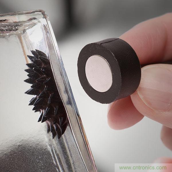 藝術源於生活，用生活中的物件也能製作磁流體