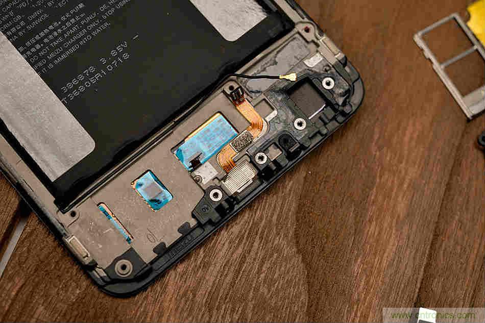拆解魅族15 Plus：玩轉了新概念，但其工藝究竟如何？