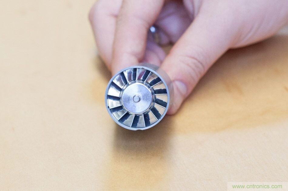 拆解戴森吹風機：近三千元的價格貴在哪？