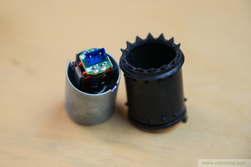 拆解戴森吹風機：近三千元的價格貴在哪？