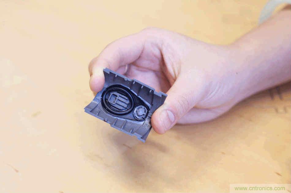 拆解戴森吹風機：近三千元的價格貴在哪？