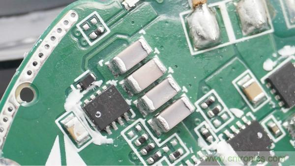 拆解華為保時捷設計快充無線充電器：憑啥能賣699？