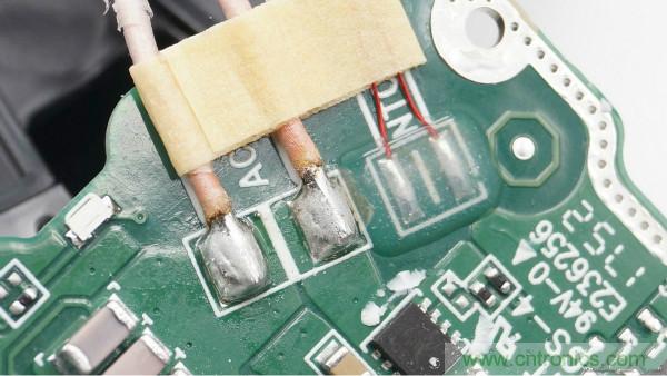 拆解華為保時捷設計快充無線充電器：憑啥能賣699？