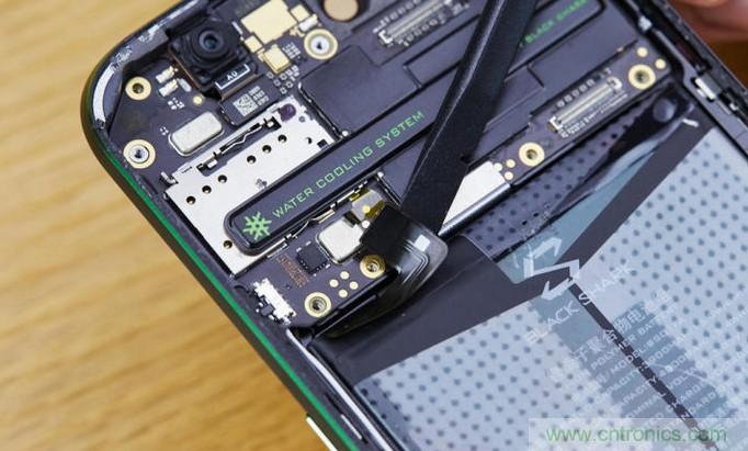拆解黑鯊手機：多級直觸一體式液冷係統有什麼門道？
