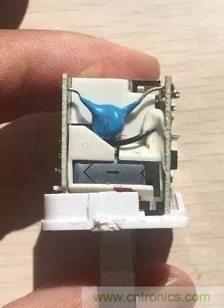 拆了個電容之後，我的iPhone也會自動訂房了