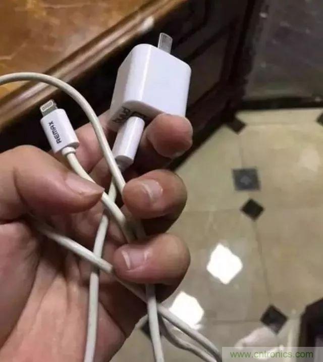 拆了個電容之後，我的iPhone也會自動訂房了