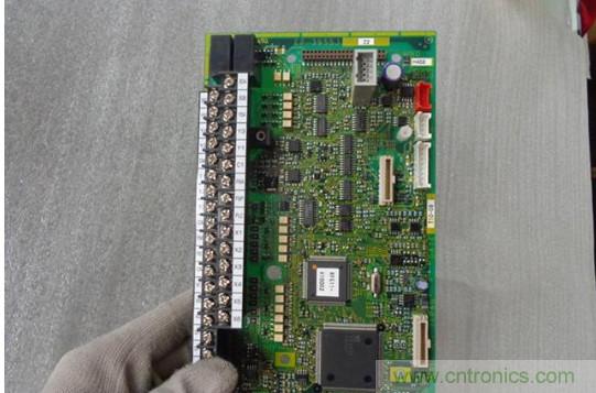 變頻器的輸出頻率調高，那麼輸出電壓將如何提高？