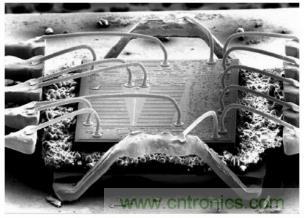 如何降低電路&ldquo;熱回路&rdquo;影響，實現低 EMI 高效電源器件設計