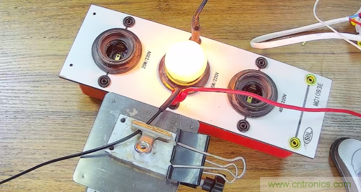 電燈泡內通有交流電，為什麼看不到燈泡在閃爍？