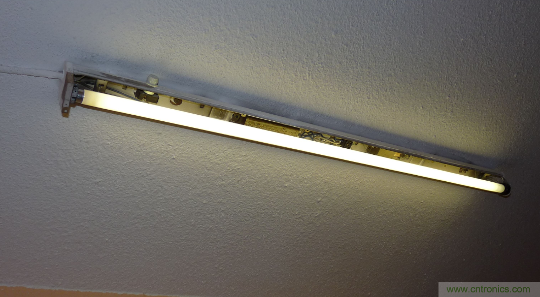 電燈泡內通有交流電，為什麼看不到燈泡在閃爍？