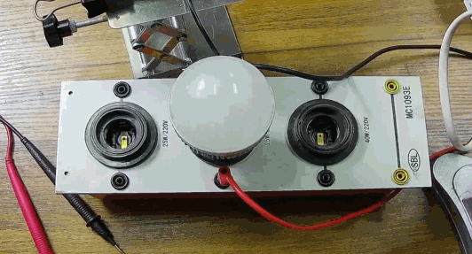 電燈泡內通有交流電，為什麼看不到燈泡在閃爍？