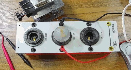 電燈泡內通有交流電，為什麼看不到燈泡在閃爍？