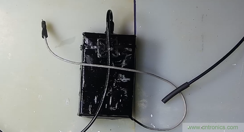 電燈泡內通有交流電，為什麼看不到燈泡在閃爍？