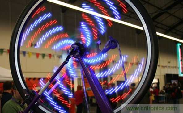 電燈泡內通有交流電，為什麼看不到燈泡在閃爍？