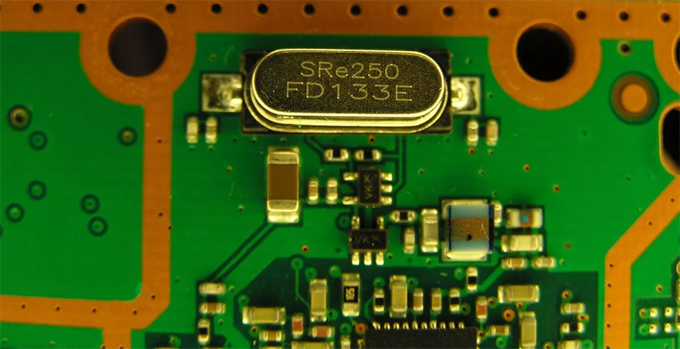 單片機中晶振的工作原理是什麼？